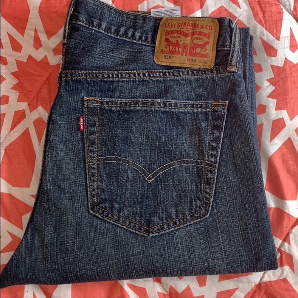 Men Levi Jean size 36x32 style 559